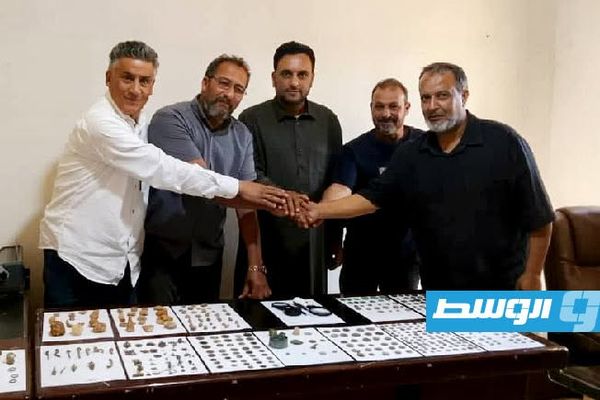 مراقبة آثار الأبرق تتسلم قطعًا وعملات أثرية من أحد المواطنين