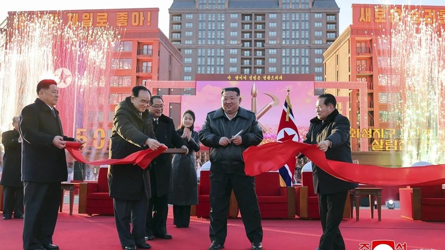 زعيم كوريا الشمالية يحتفي باستكمال بناء مشروع إسكان في بيونغ يانغ