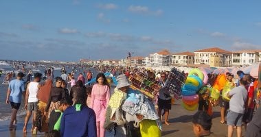 إقبال كثيف على شواطئ رأس البر مع انطلاق موسم الصيف