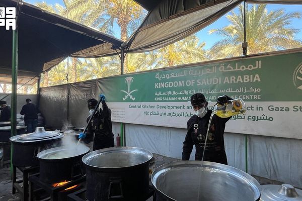 «سلمان للإغاثة» يواصل توزيع الوجبات الغذائية الساخنة في قطاع غزة
