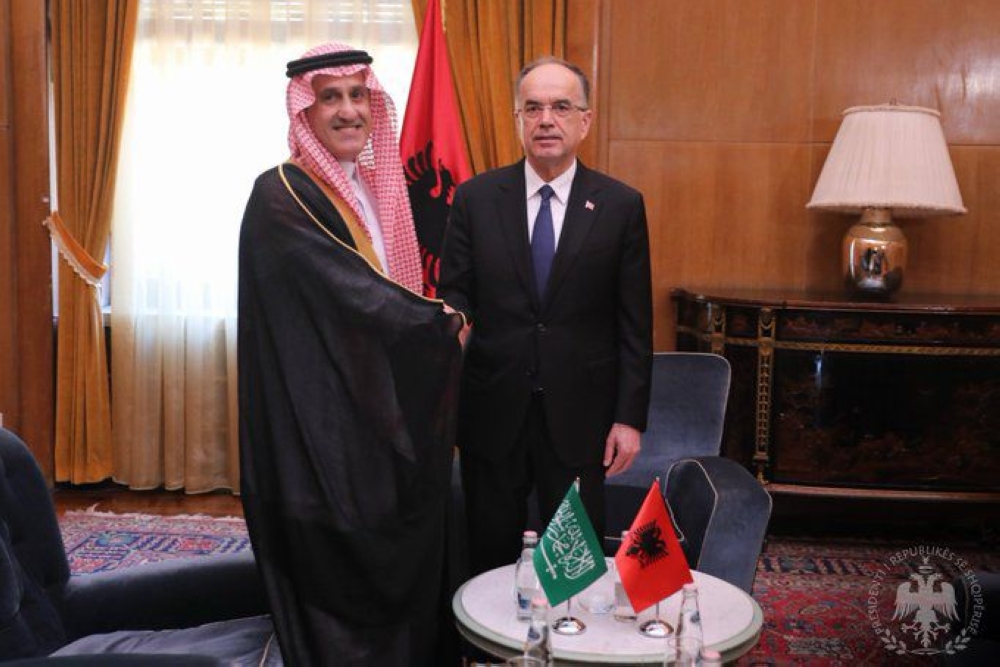 السفير الماضي يسلم أوراق اعتماده سفيرًا فوق العادة لدى ألبانيا