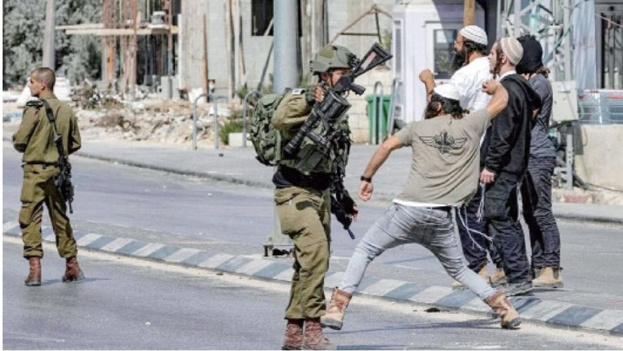 مستوطن يدهس طالبة فلسطينية وحملة اقتحامات واعتقالات في القدس والضفة الغربية