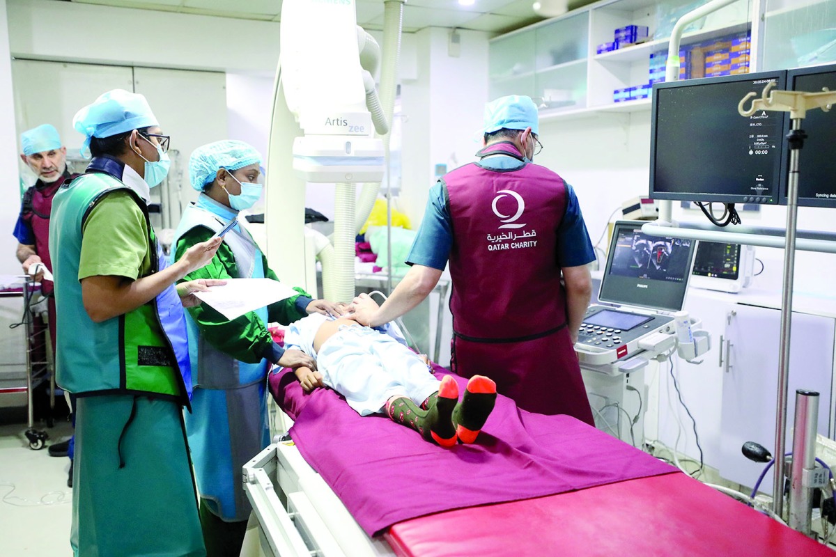 ‫ قطر الخيرية تعالج قلوب أطفال بنغلاديش