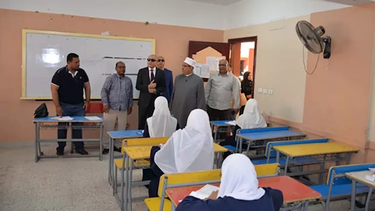 محافظ الأقصر يتفقد لجان الامتحانات ويؤكد على توفير الأجواء المناسبة لل