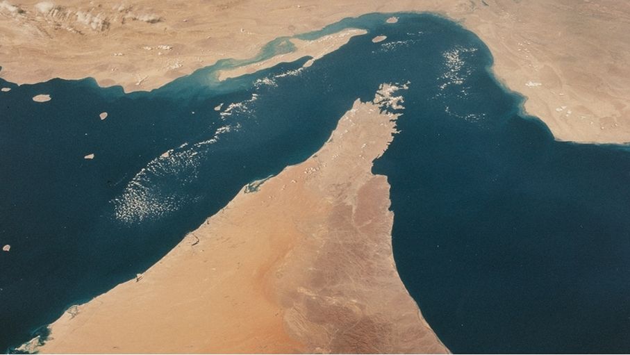 الاشتباه بلغم بحري طاف في مضيق هرمز