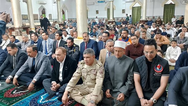 بحضور المحافظ.. وكيل صحة سوهاج يؤدي صلاة عيد الفطر المبارك من مسجد الشرطة