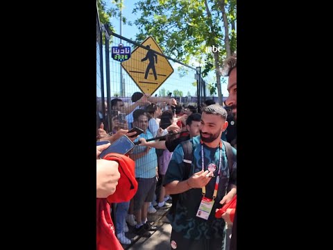 🎥  تفاعل محمد صلاح وعمر مرموش مع الجماهير المصرية