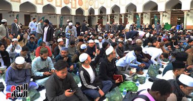 وكيل الأزهر يشارك الطلاب الوافدين مائدة الإفطار بصحن الجامع الأزهر