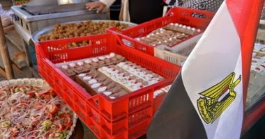 فرحة شعب.. مواطن سكندري يوزع الطعام والحلوى احتفالا بإنجاز المنتخب