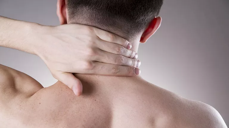 ما أسباب وأعراض وطرق الوقاية من ألم الرقبة المزمن؟