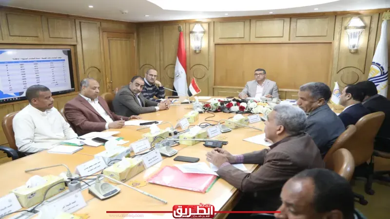 محافظ قنا يبحث مع القيادات التنفيذية استكمال طلبات التقنين وتحصيل مستحقات الدولة مع تذليل أي معوقات