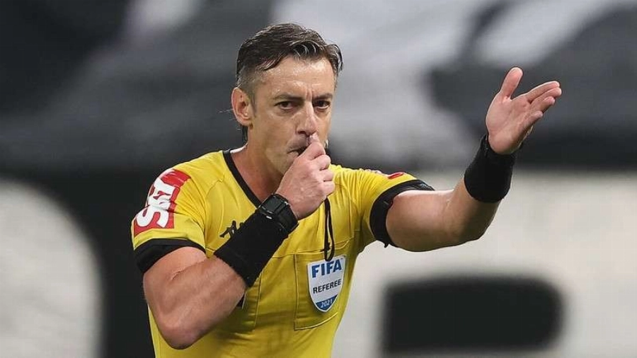 البرازيلي كلاوس حكماً لمواجهة الأخضر أمام إسبانيا