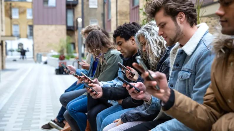 هل ينجح الذكاء الاصطناعي في إعادة الجيل زد إلى «فيسبوك»؟