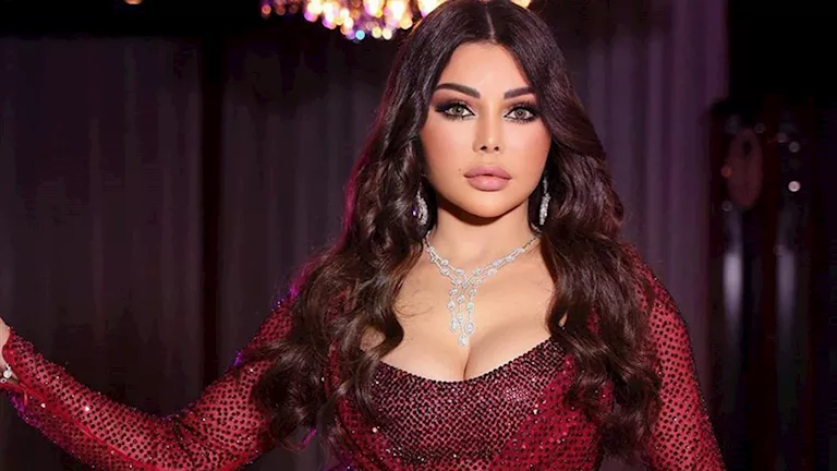 كيف خطفت هيفاء وهبي الأنظار بأغرب إطلالاتها عبر السنين؟