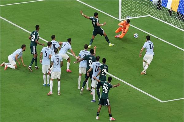فيفا يعلن حكام مباراة إسبانيا والسعودية بكأس العالم