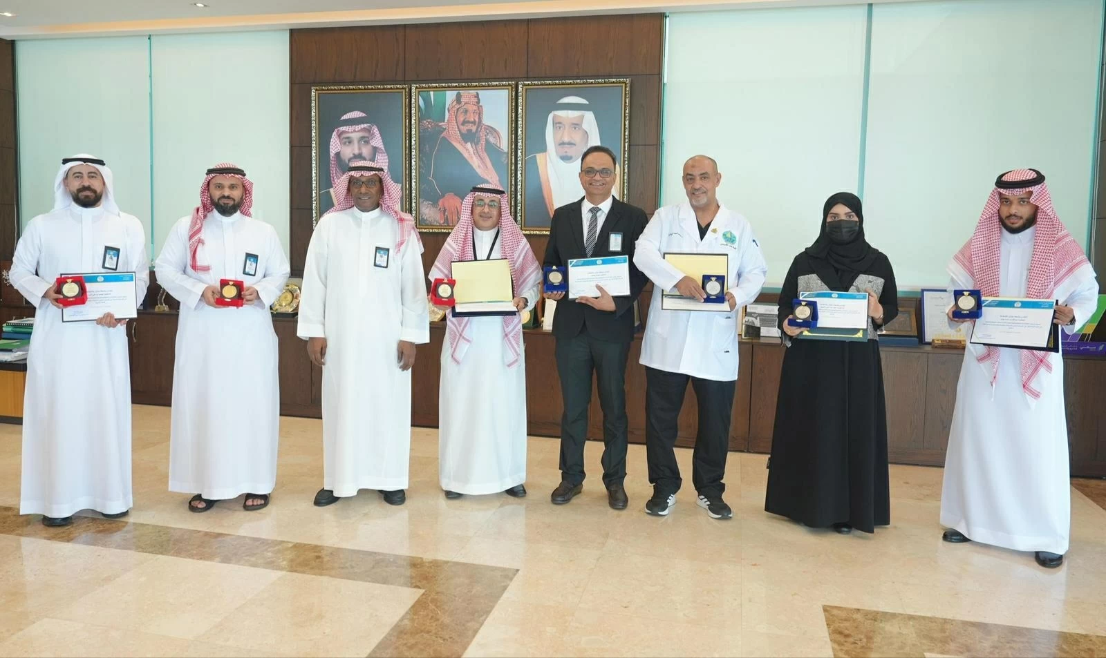 رئيس جامعة جازان يكرّم فريقاً بحثياً لإنجازه الدولي