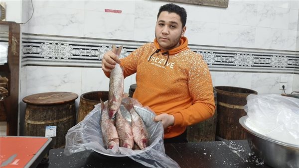 الفسيخ بـ 350 جنيها والرنجة تبدأ من 150، طوابير على محال الفسيخ بالدقهلية في ليلة العيد (فيديو وصور)