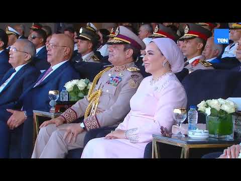 حافلة مدونًا عليها «مصر المستقبل» تحمل أطفال يرفعون علم مصر خلال حفل افتتاح مقر القيادة الإستراتيجية