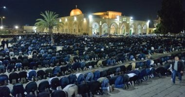 الآلاف يقيمون صلاتى العشاء والتراويح فى رحاب المسجد الأقصى