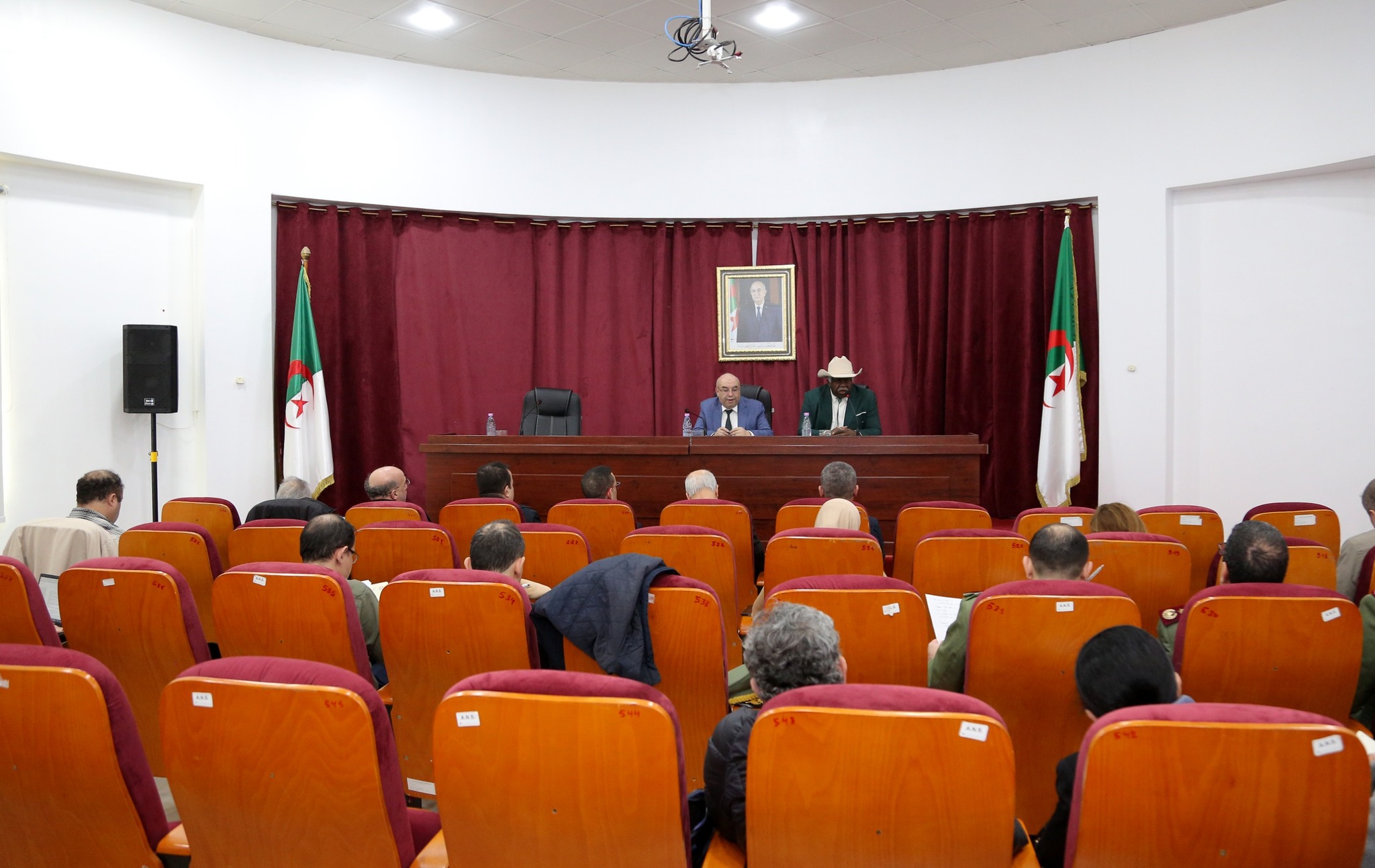 قويدري يترأس اجتماعا لمتابعة مشروع إنجاز مركز للبحث في علم الفيروسات ومصنع لإنتاج اللقاحات