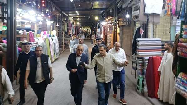 محافظ الأقصر يتفقد السوق السياحي ويستمع لمطالب الأهالي