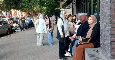 "أمك وأبوك هما السند".. أولياء الأمور يدعمون أبناءهم قبل امتحان اللغة الأجنبية الأولى