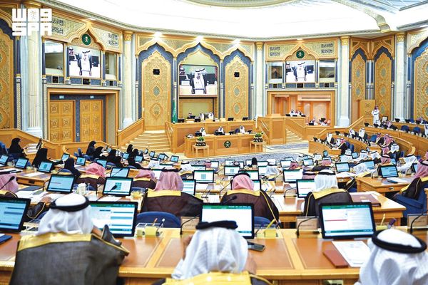 «الشورى» يطالب بضوابط للتحقق العمري وقيود استخدام منصات التواصل الاجتماعي