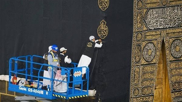 شاهد، رفع كسوة الكعبة المشرفة استعدادا لموسم الحج