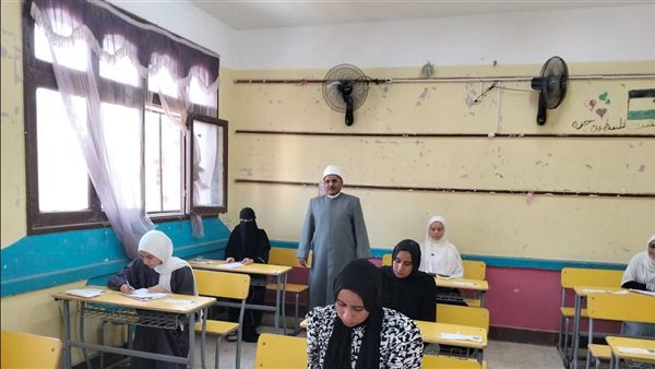 طلاب القسم الأدبي بالثانوية الأزهرية بالإسماعيلية يؤدون اليوم امتحاناتهم داخل 15 لجنة