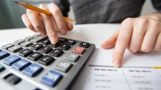 الحكومة تخصص 152.85 مليار جنيه مكافآت للعاملين بالدولة في 7 شهور