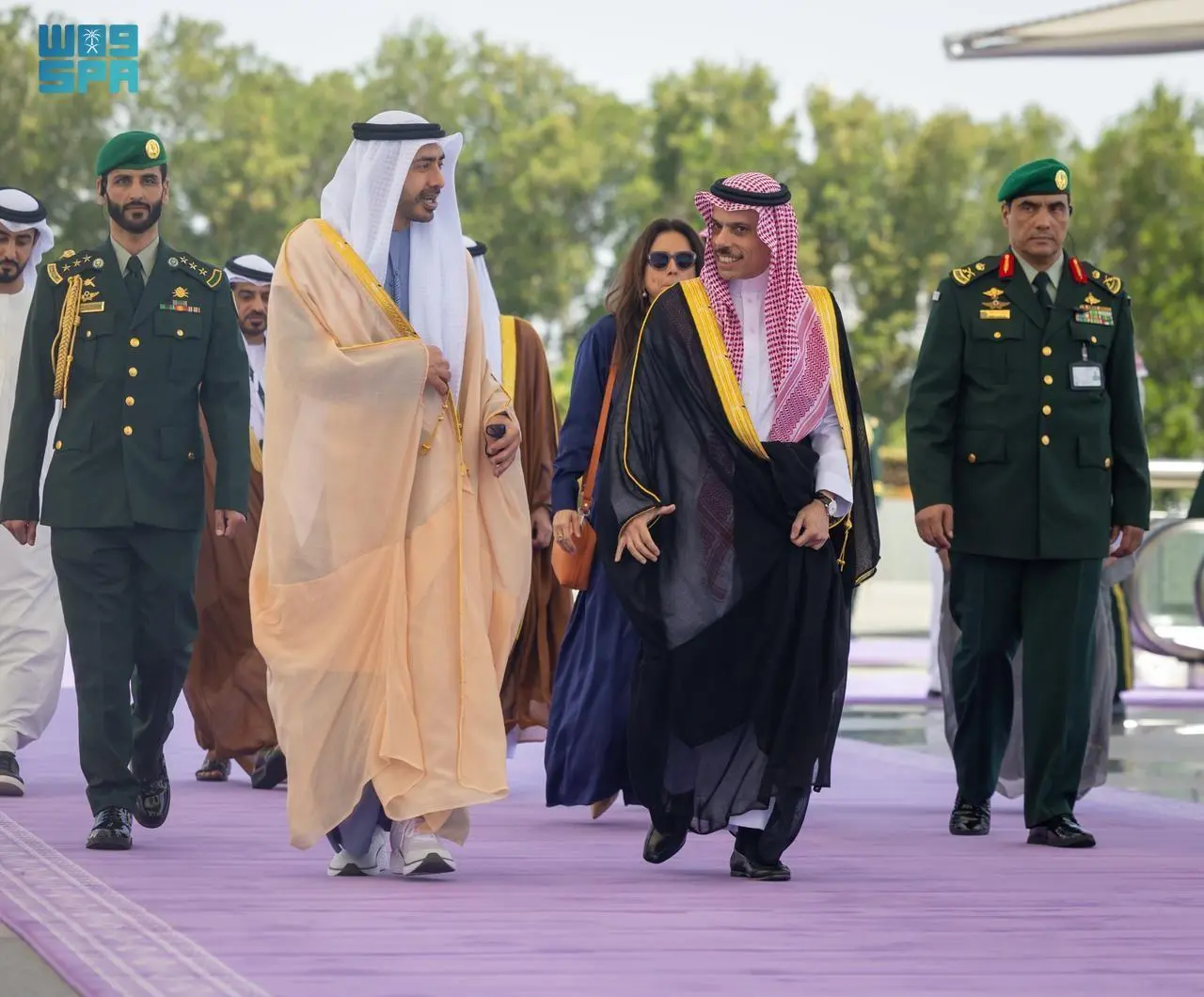 وزير خارجية الإمارات يصل إلى جدة وفيصل بن فرحان في استقباله