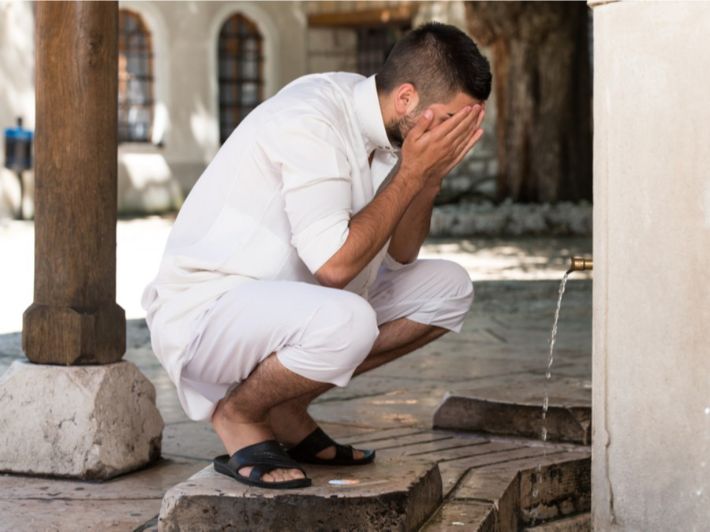 هل مسح الرقبة أثناء الوضوء بدعة؟.. الإفتاء توضح حكم الشرع