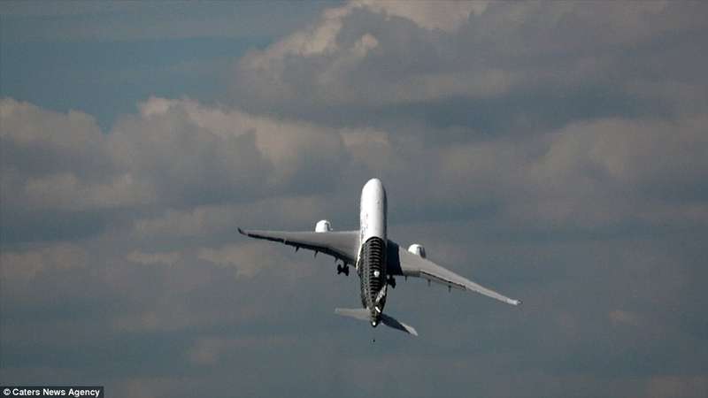 "نصيحة ذهبية للمسافرين".. وضعية خطيرة للساقين على الطائرة قد تؤدي لتجلط الدم