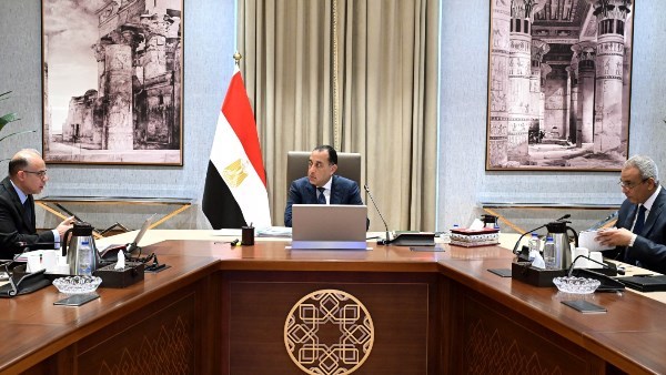 الحكومة: نظام المناطق الاستثمارية أحد آليات جذب وتحفيز الاستثمار المحلي والأجنبي.. ونواب:ليس لدينا حل إلا زيادة معدلات الصناعة والتصدير في مصر