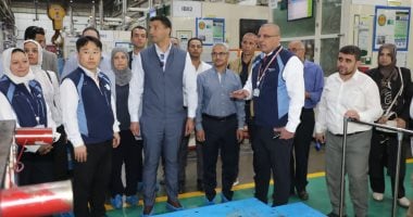 وزير الصناعة يتفقد مشروعات صناعية وتنموية بمنطقة كوم أبو راضى ببنى سويف