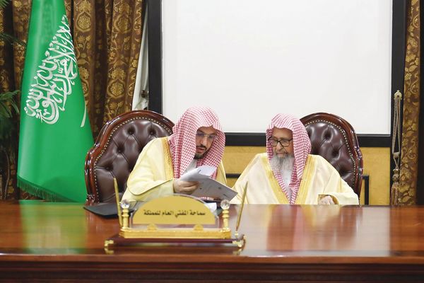 مفتي المملكة يباشر أعمال رئاسة البحوث العلمية والإفتاء بمقرها الصيفي