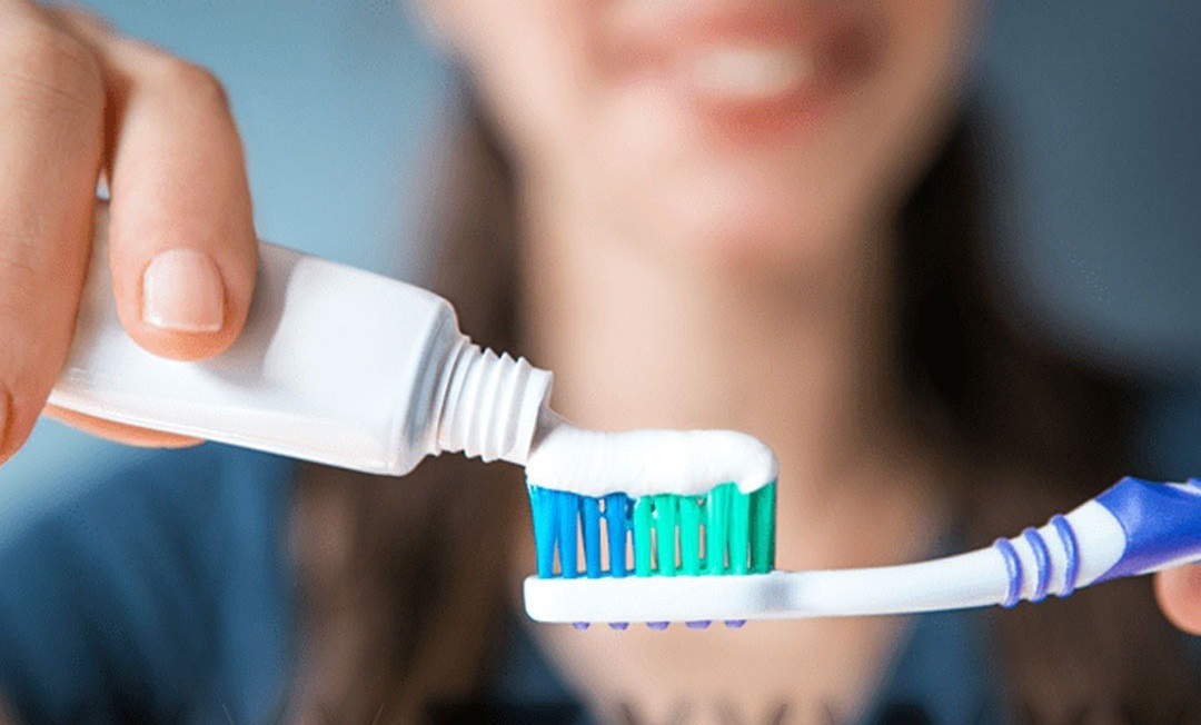 متى يتحول تنظيف الأسنان من فائدة إلى ضرر؟