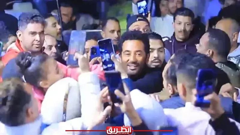 آلاف يلتفون حول عمرو سعد.. تعطل كامل للحركة المرورية بالقاهرة القديمة أثناء تصوير مشاهد من مسلسل ”إفراج”