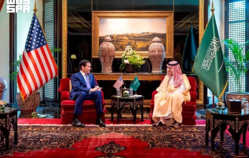 وزير الخارجية ونظيره الأمريكي يؤكدان على أهمية حرية الملاحة الدولية في مضيق هرمز دون قيود
