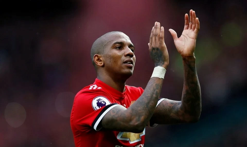 بعد 23 عاماً.. أشلي يونغ يعلق حذاءه ويودّع الملاعب