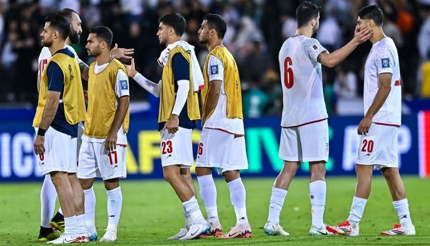 منتخب إيران يواجه كابوس المعارضة في المونديال.. والجماهير تستقبله بالعلم القديم