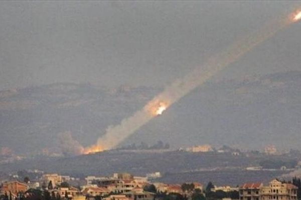 اعتراض 3 صواريخ فوق عكا.. وحزب الله أطلق أكثر من 60 صاروخًا نحو الشمال