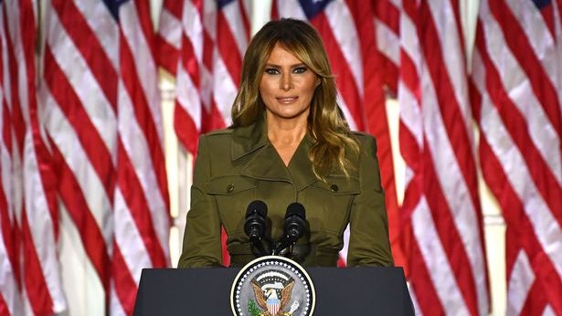 ميلانيا ترامب تقدّم وسام الشرف لمُحارب أمريكي عمره 100 عام