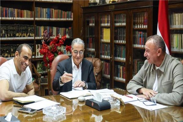 الخطيب يستعرض مع منصور وعبد الحفيظ خطة تطوير قطاع كرة القدم