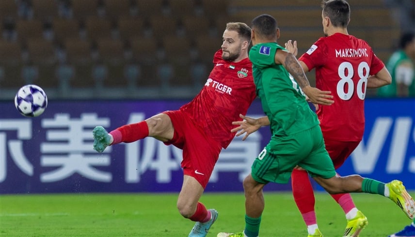 صراع النقاط والأهداف.. شباب الأهلي والعين يتقاسمان القمة