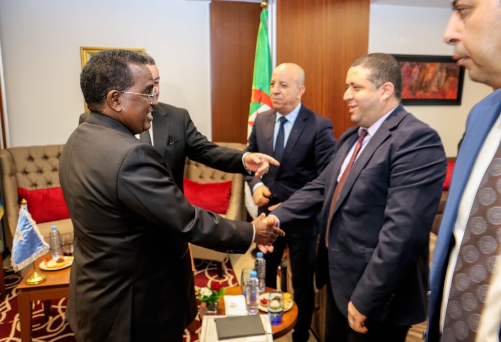 وزير الداخلية يلتقي نظيره الجزائري
