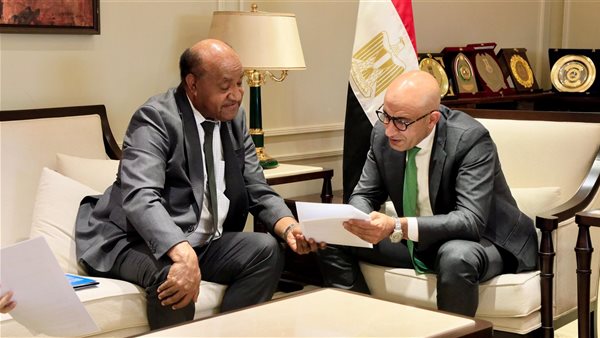 وزير التعليم يناقش تطوير مهارات المعلمين في الذكاء الاصطناعي والبرمجة مع «اليونسكو»