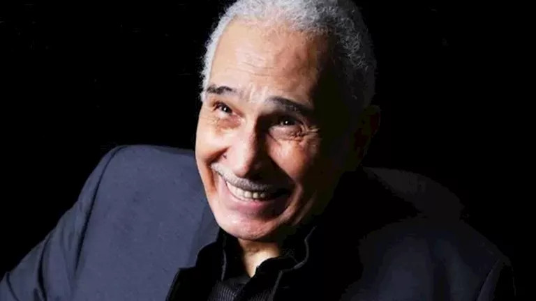 نجل عبدالرحمن أبو زهرة يشيد بالطواقم الطبية في علاج والده