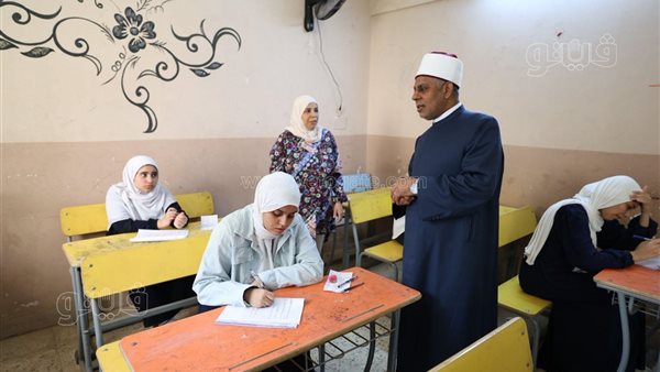 رئيس قطاع المعاهد يتفقد لجنة فتيات القدس لمتابعة امتحانات الثانوية الأزهرية (صور)