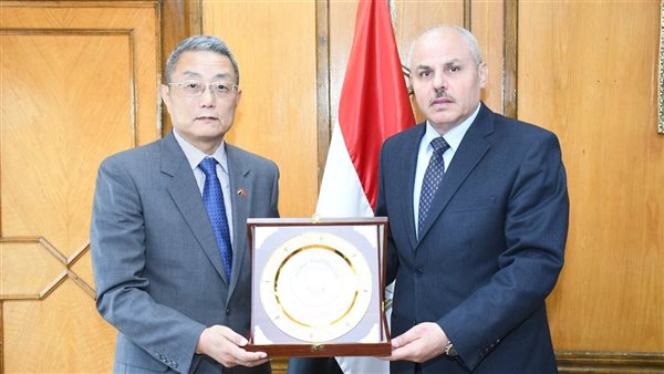 رئيس جامعة القناة يبحث مع قنصل الصين سبل التعاون المشترك